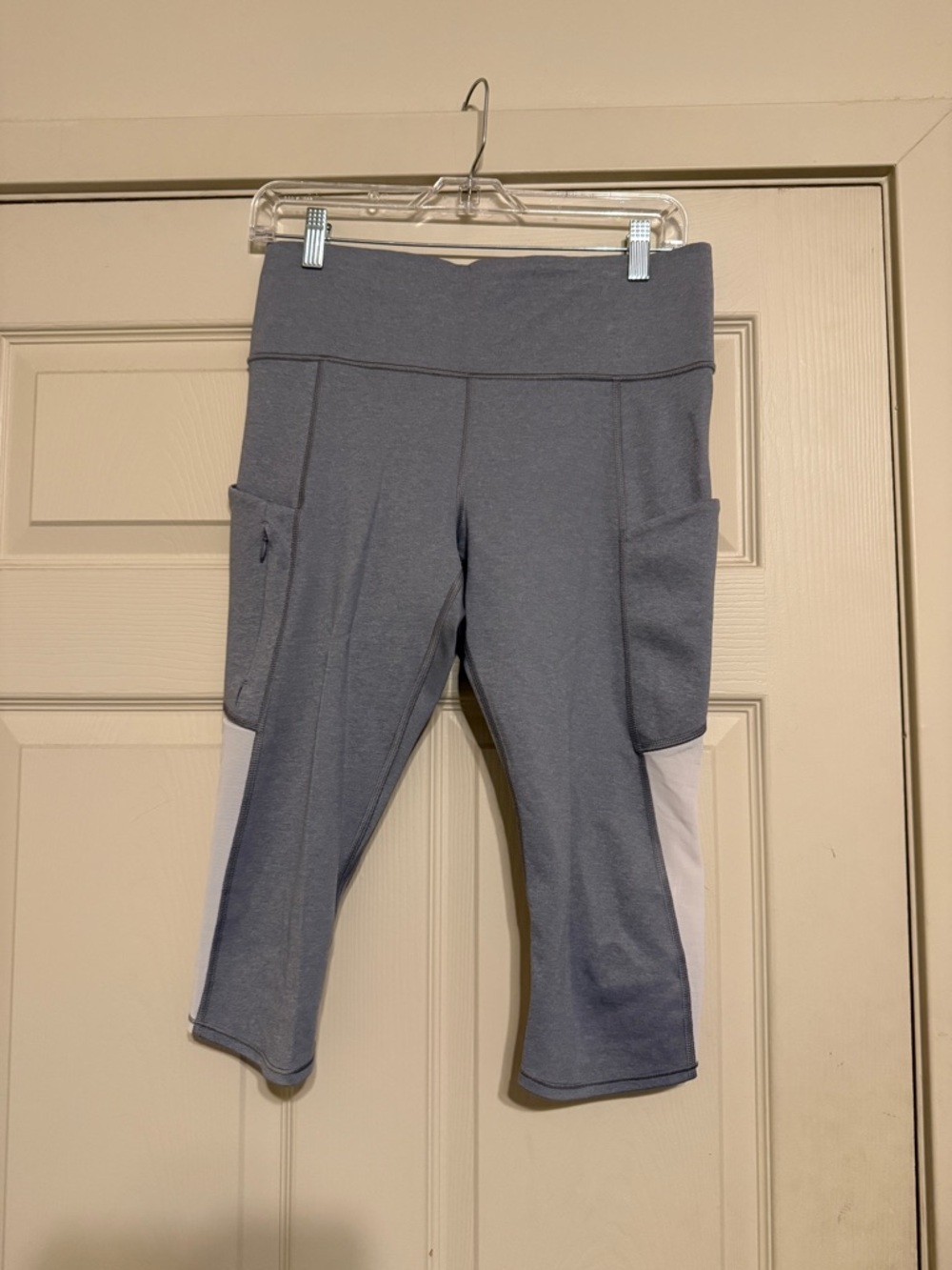 Athleta Gray and White Capris with Side Pockets Size M
